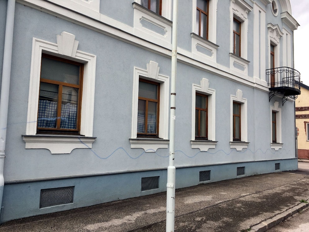 Ein beschädigtes Haus in Reichenau an der Rax