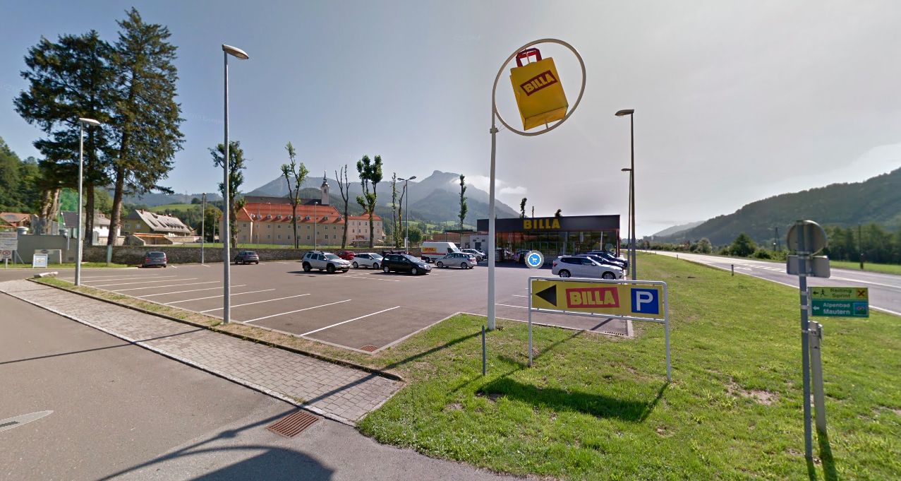 Blick auf den Parkplatz eines Billa-Marktes in Mautern in Steiermark. Symbolbild.