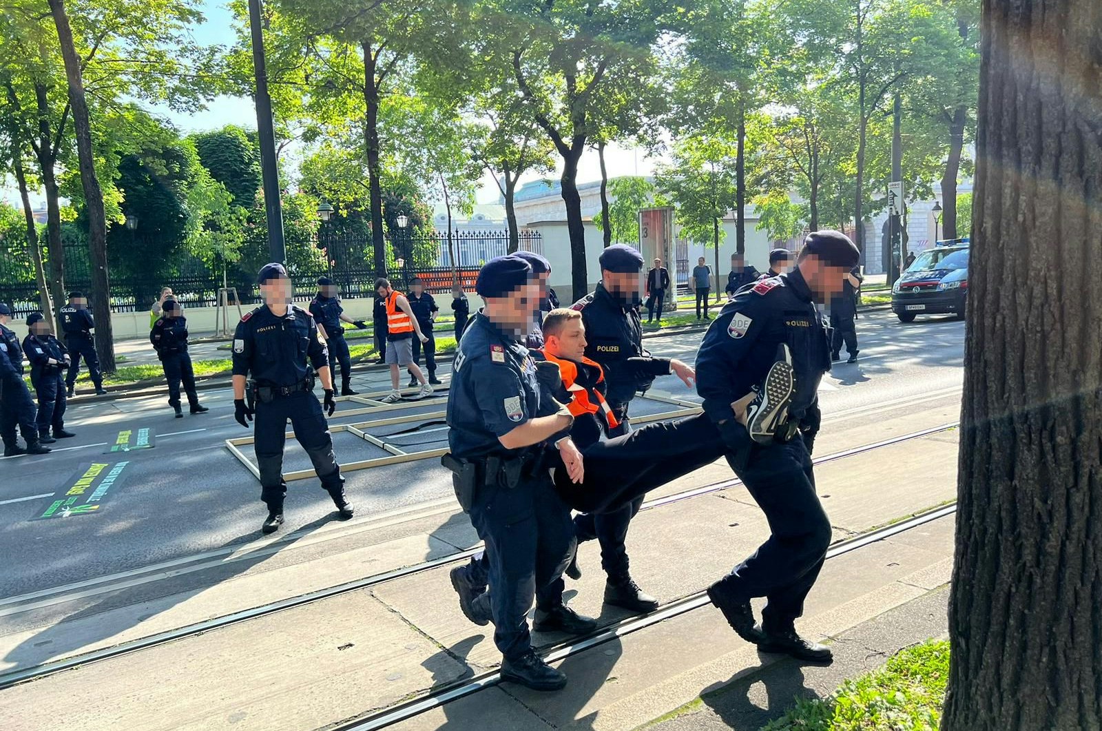Die Polizei musste die nicht ordnungsgemäß angezeigte Marschkundgebung auflösen.