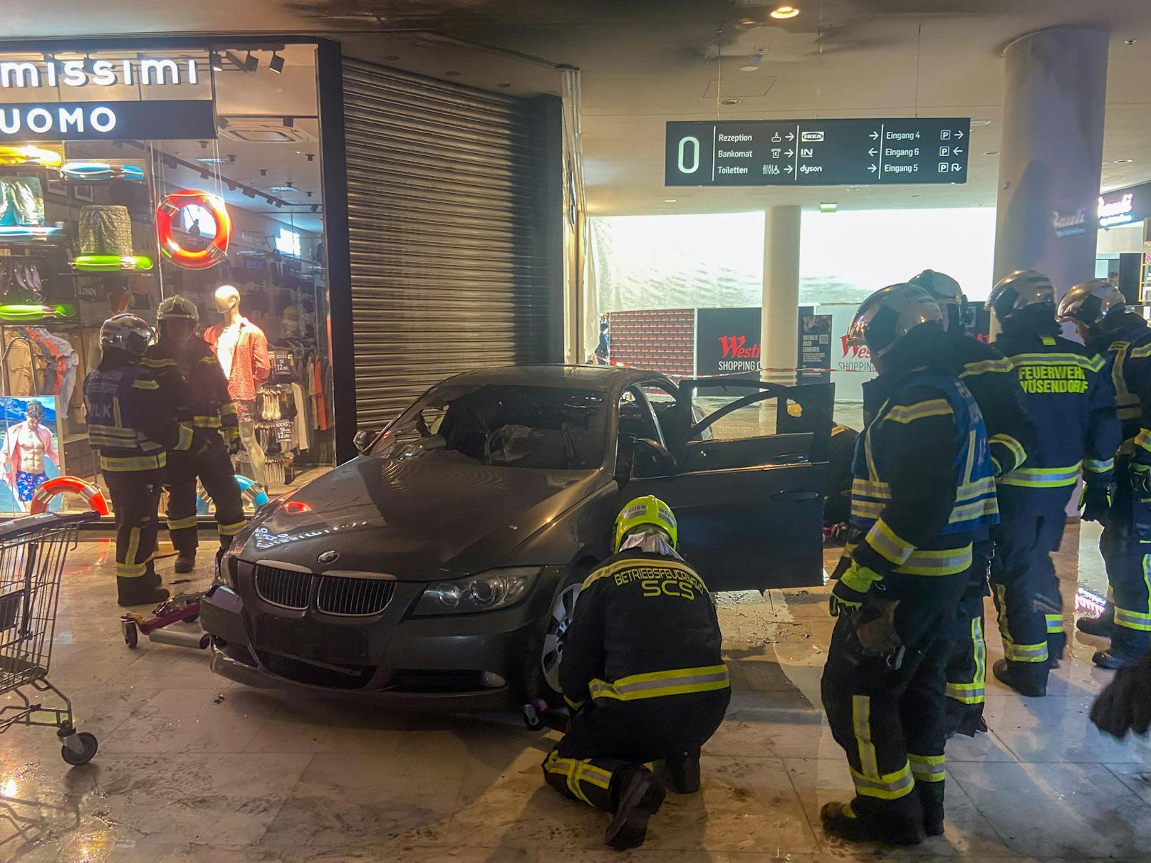 Feuerwehr transportierte BMW-Wrack aus SCS.