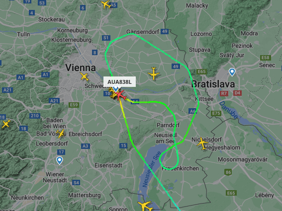 Das Gewitter südlich vom Flughafen Schwechat beeinträchtigt auch den Flugverkehr, so musste der Flug OS838 aus Larnaca und der Flug OS104 die Landung abbrechen und sich in eine Warteschleife begeben. ( Quelle: Screenshot Flightradar24, https://www.flightradar24.com/AUA104/3067ea74 )
