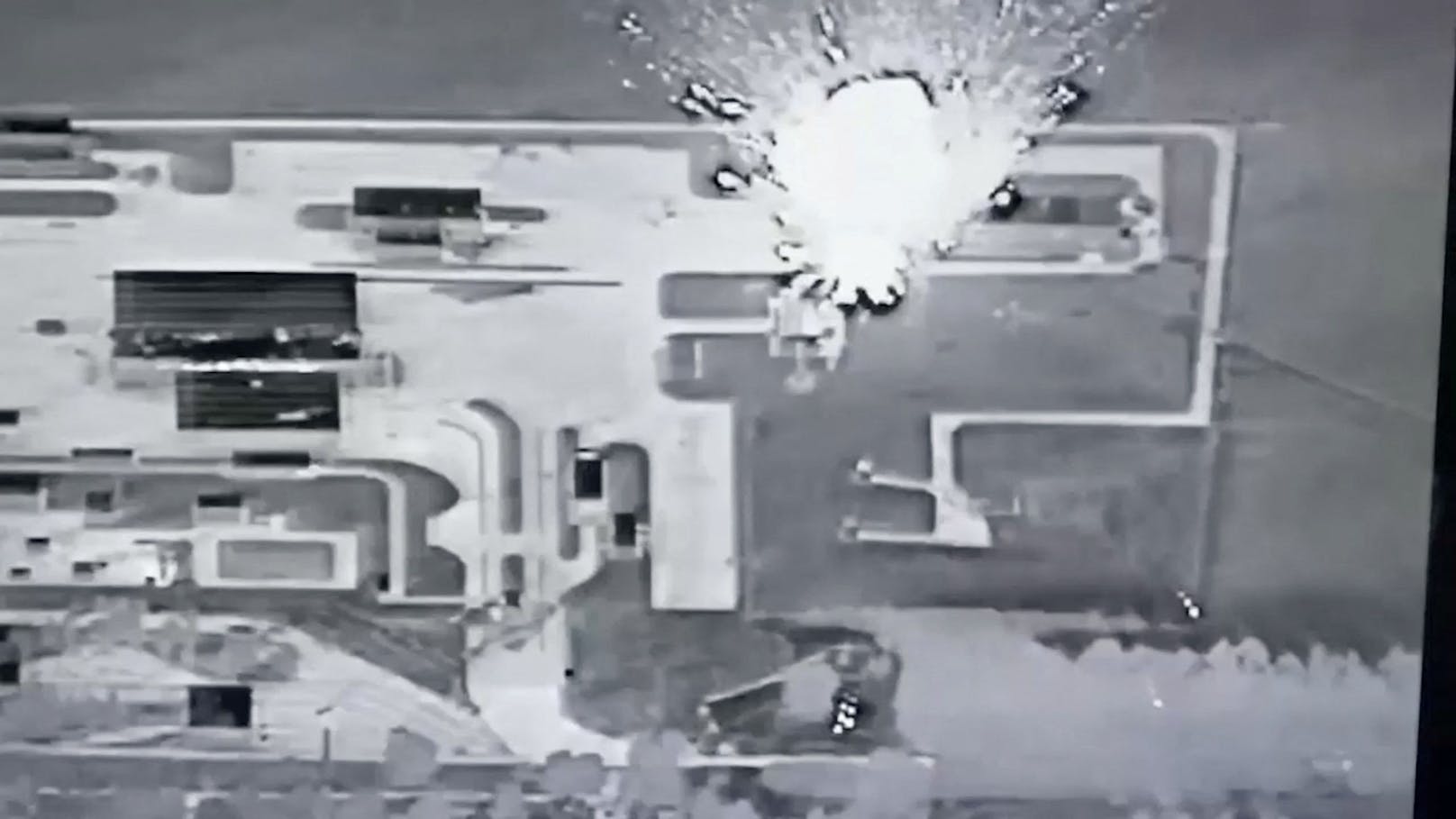 Ein Standbild aus einem vom russischen Verteidigungsministerium veröffentlichten Video zeigt angeblich einen Luftangriff der russischen Streitkräfte auf ukrainische Militante in der Region Belgorod an einem unbekannten Ort.&nbsp;