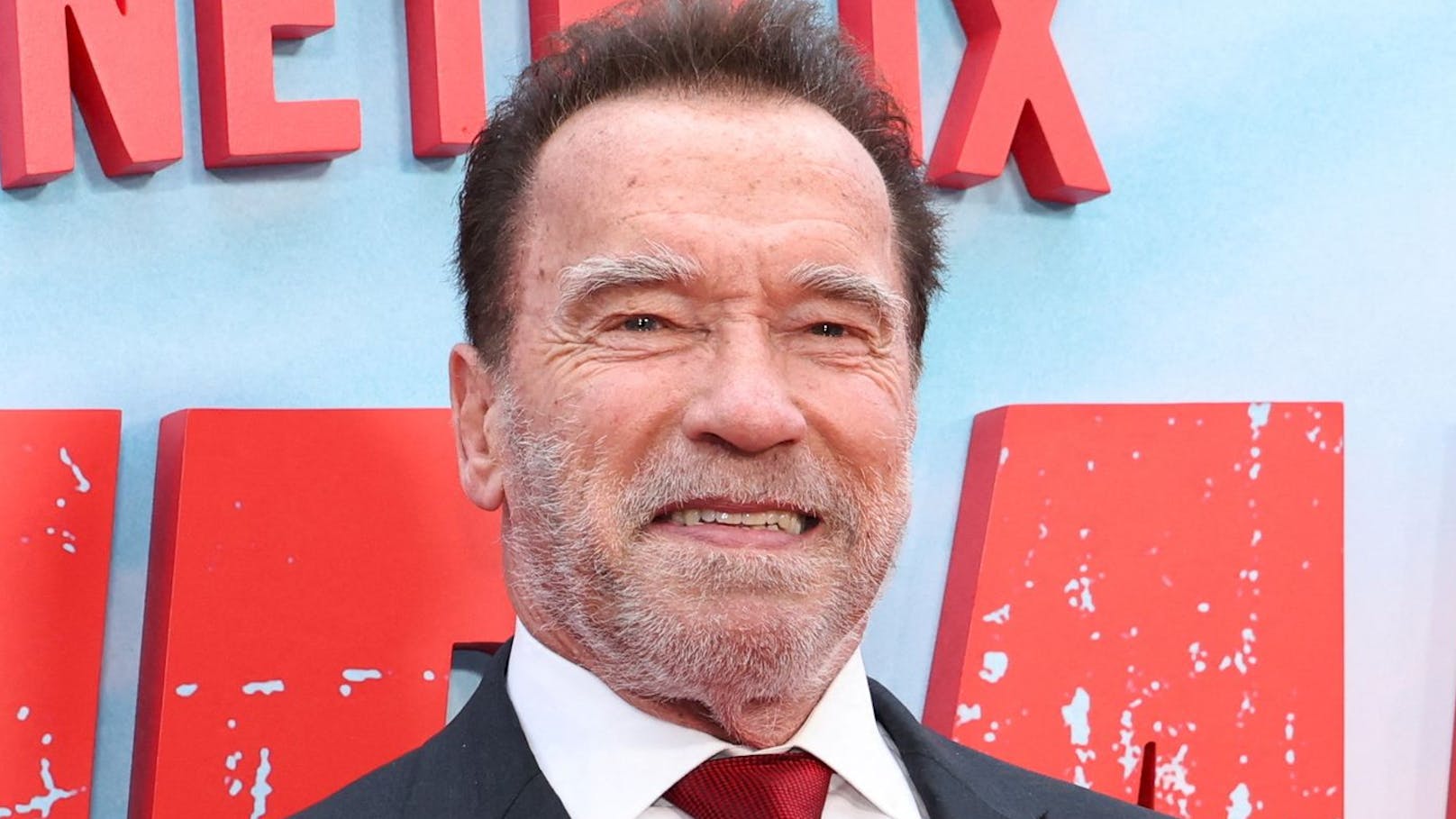 Arnold Schwarzenegger busselt ungarische Schauspielerin