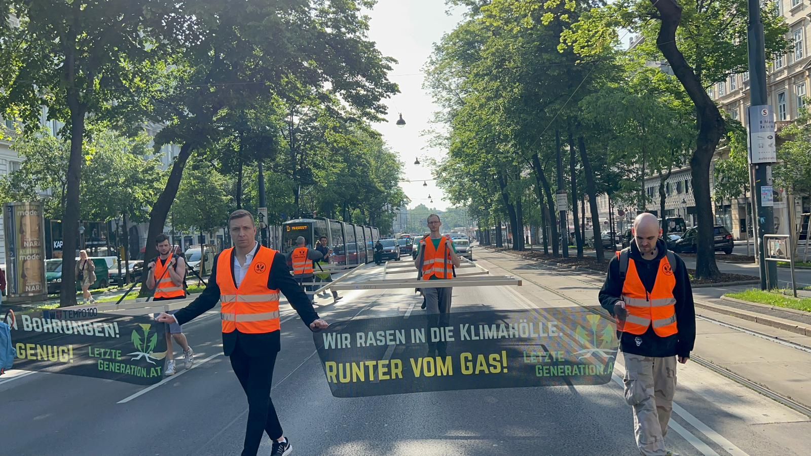 Zahlreiche Polizeibeamte sind bereits vor Ort. 