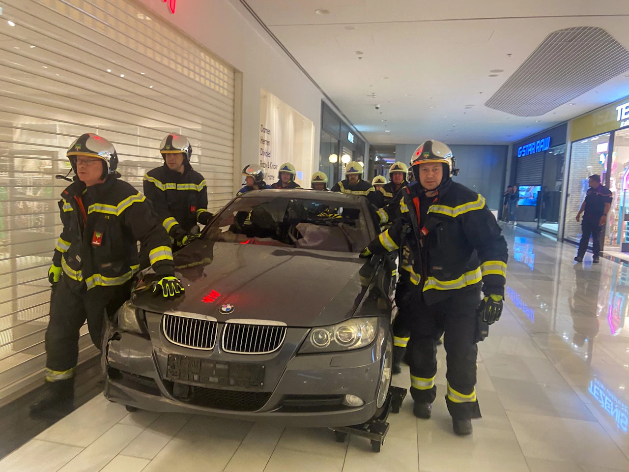 Heute.at - Rammbock-Coup! Hier holt Feuerwehr BMW-Wrack aus SCS