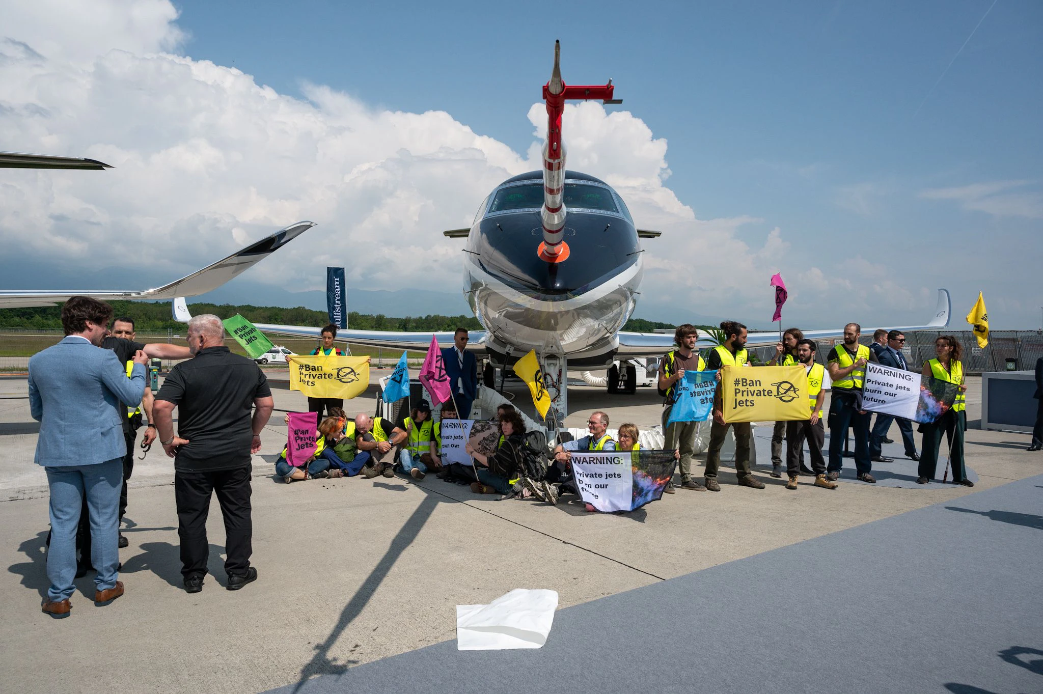 Der Protest richtete sich gegen die Privatjet-Industrie.