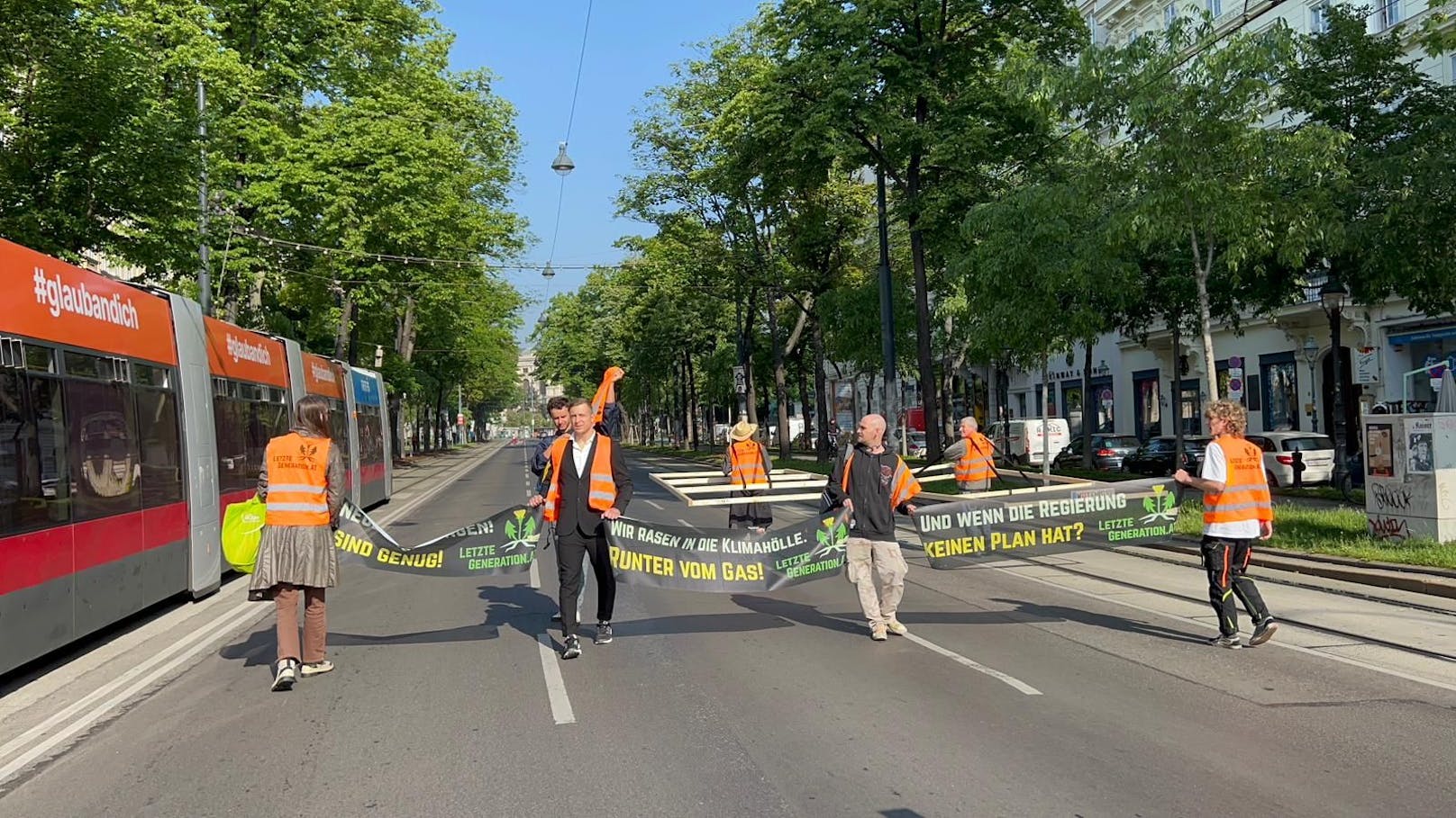 Die Klima-Aktivisten spazieren über die Ringstraße