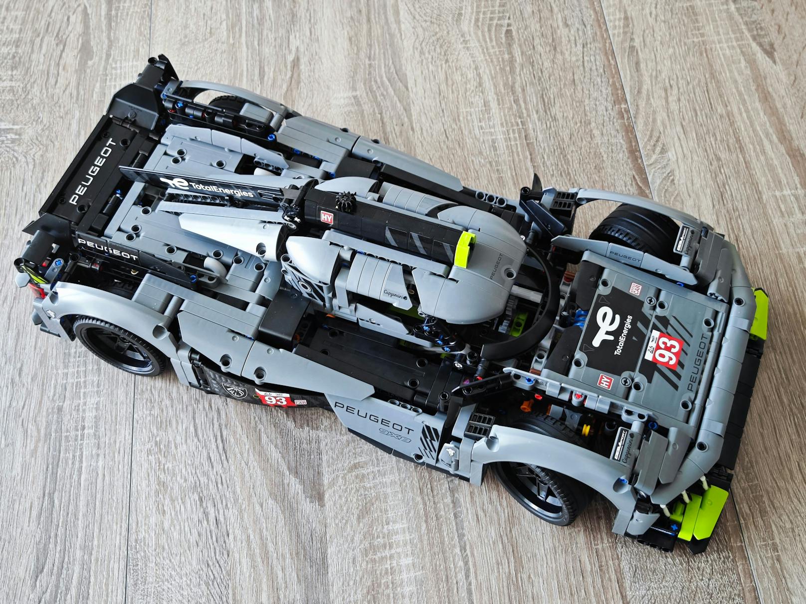 ... mit Klebe-Aufwand. Abschreckend kann es auf Sticker-Feinde wirken, Autosammler bekommen aber eines der schönsten Rennwagenmodelle von LEGO überhaupt.