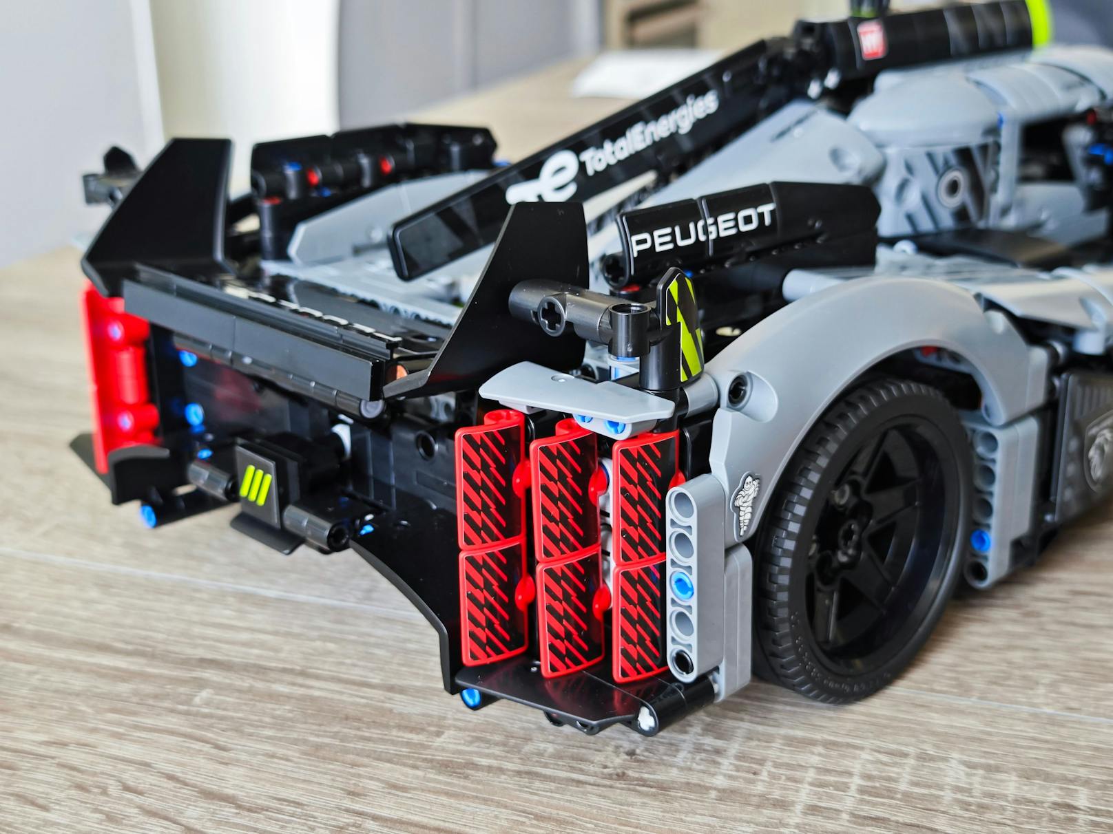 ... Sticker-Logos und -Schriftzügen sowie Schwarz und einigen hellgrünen Details dominiert. Das LEGO Peugeot Hypercar zeigt sich im Test als echtes Kult-Auto ...