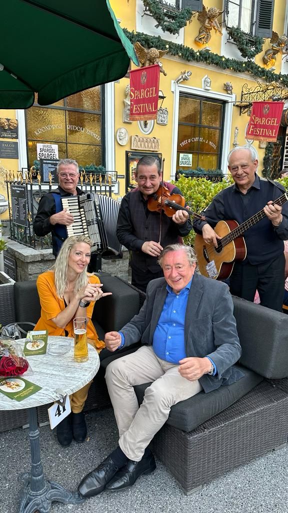 Lugner und sein Bienchen hatten eine gute Zeit beim Spargelessen.