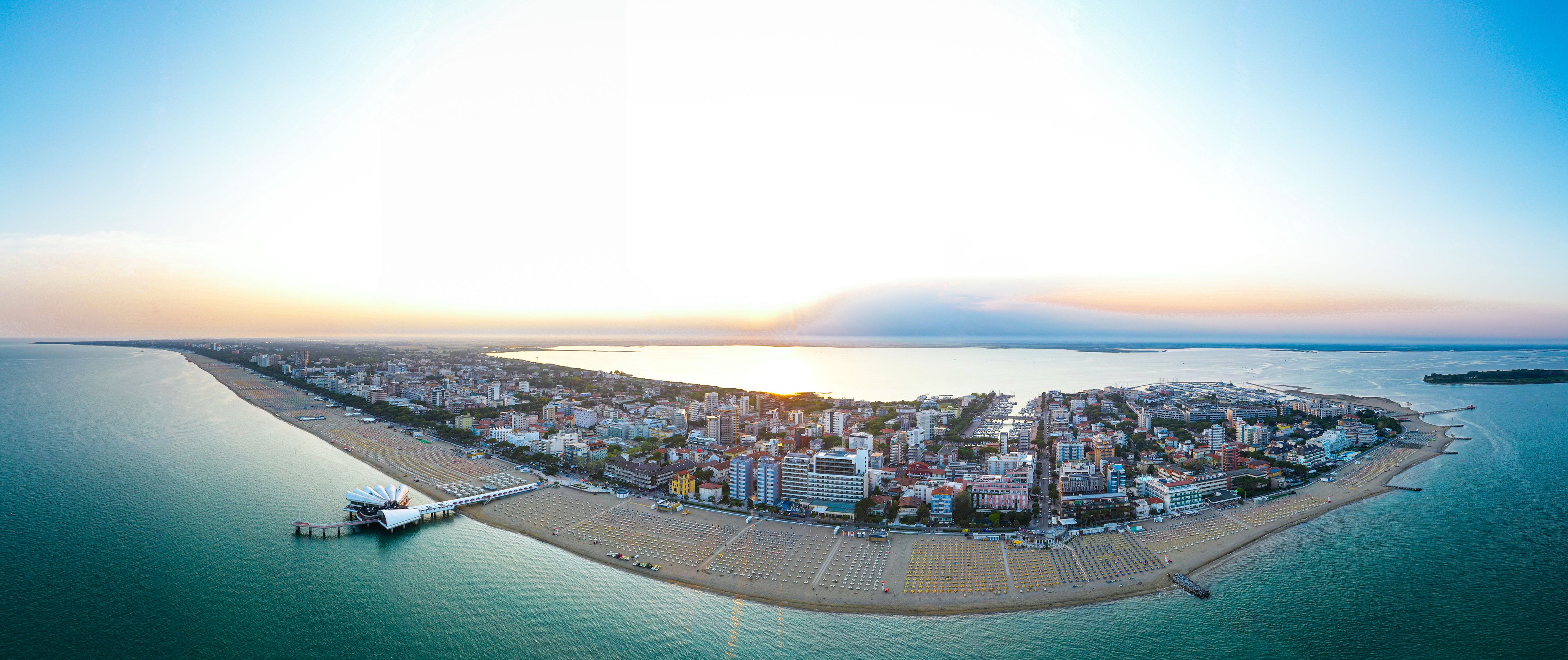 Blick aus der Luft auf Lignano Sabbiadoro an der italienischen Adria-Küste.
