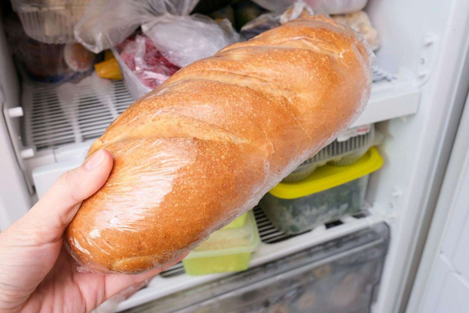 Eingefrorenes Brot, das im Ganzen gelagert wird, ist 4-6 Monate problemlos haltbar. Ist es in Scheiben geschnitten, sollte es innerhalb von 1-3 Monaten verbraucht werden.&nbsp;