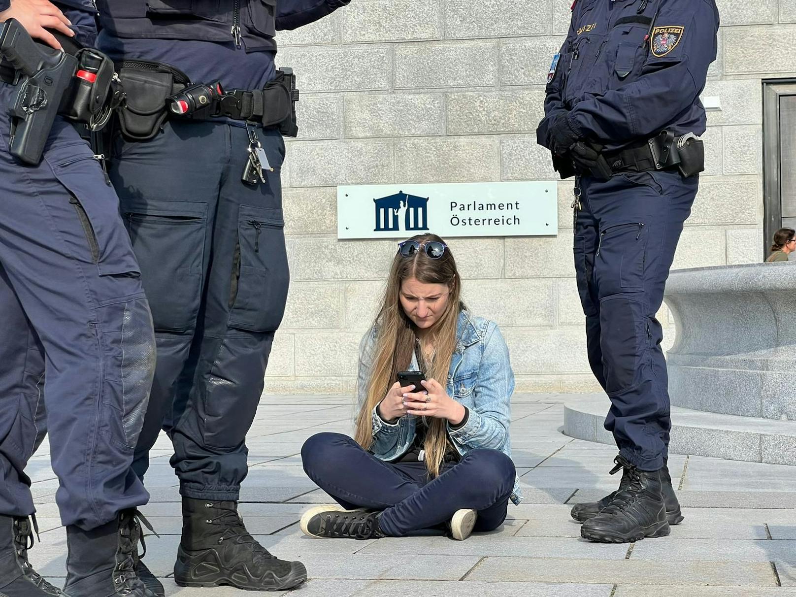 Eine Aktivistin war nicht sonderlich happy – und tippte auf ihrem Smartphone.