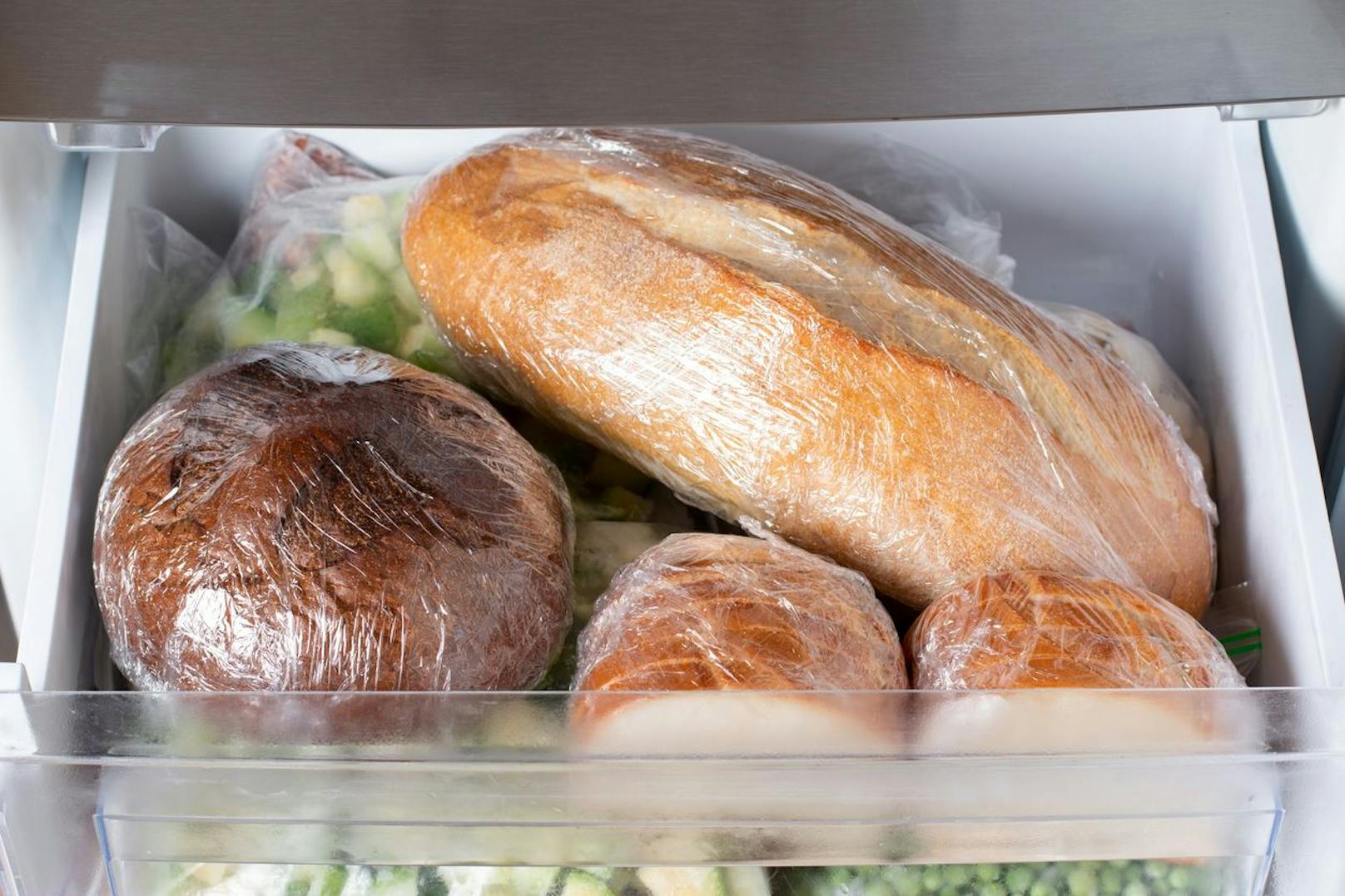 Wer Brot einfriert, vermeidet Lebensmittelverschwendung.