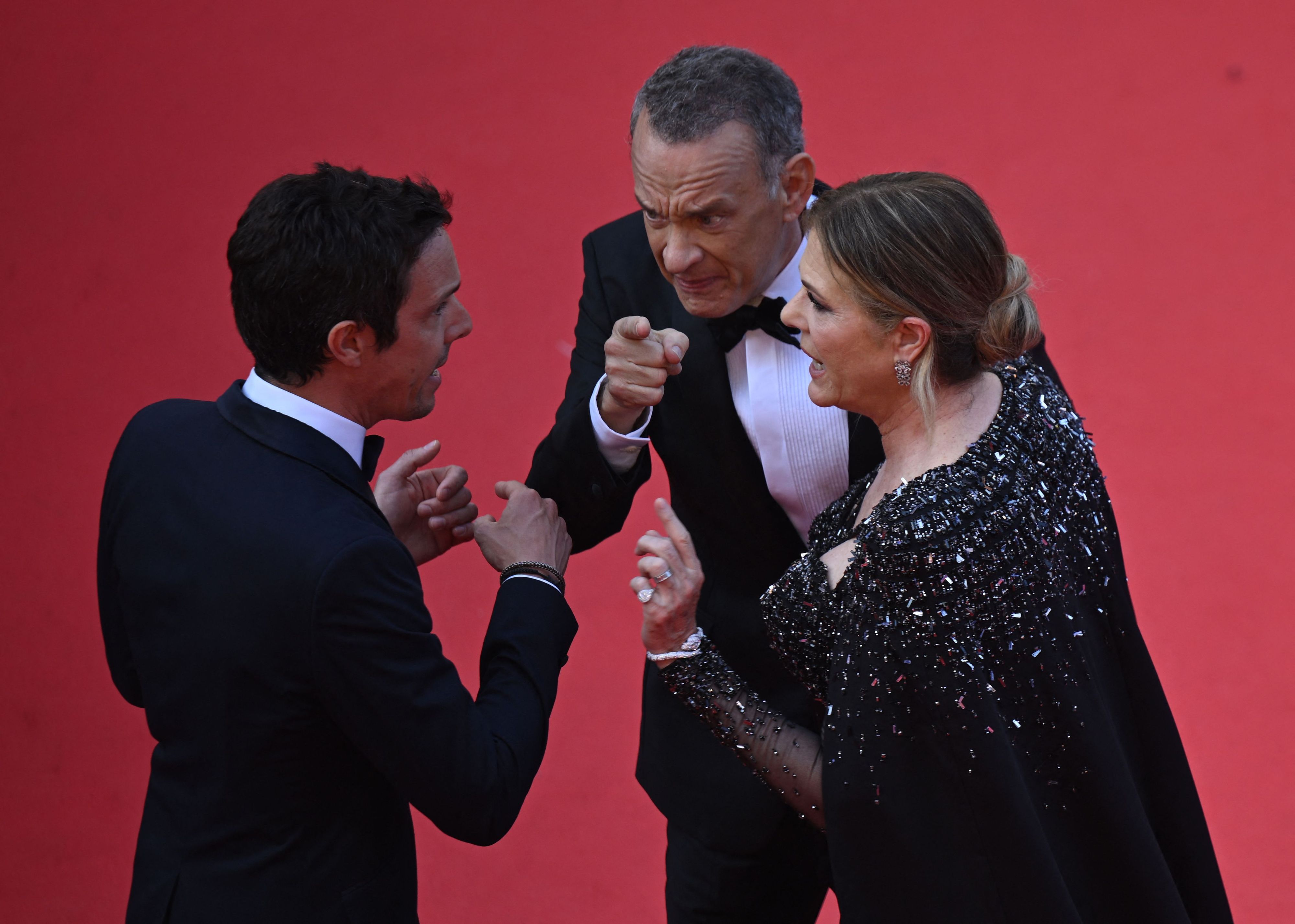 Mit zornigem Blick wurde Tom Hanks auf dem roten Teppich in Cannes fotografiert.