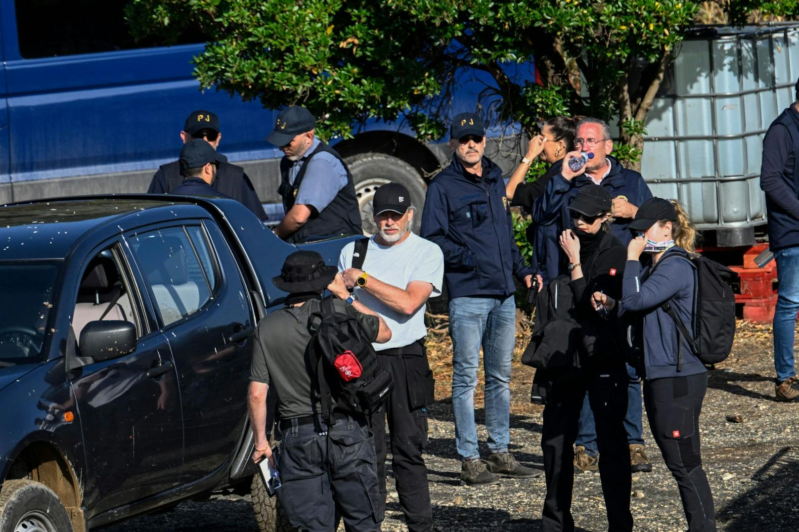 Ermittler der deutschen und portugiesischen Polizei bereiten sich auf den Einsatz vor. 