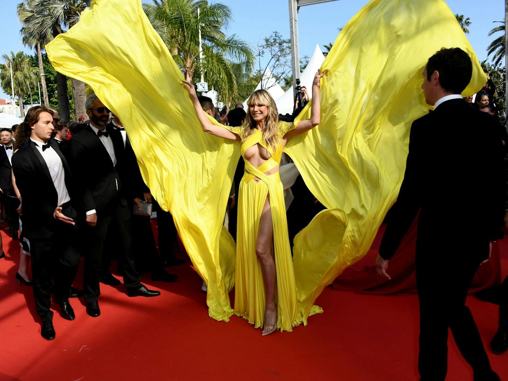 Heidi Klum zeigt sich am roten Teppich der Filmfestspiele von Cannes als gelber Schmetterling.
