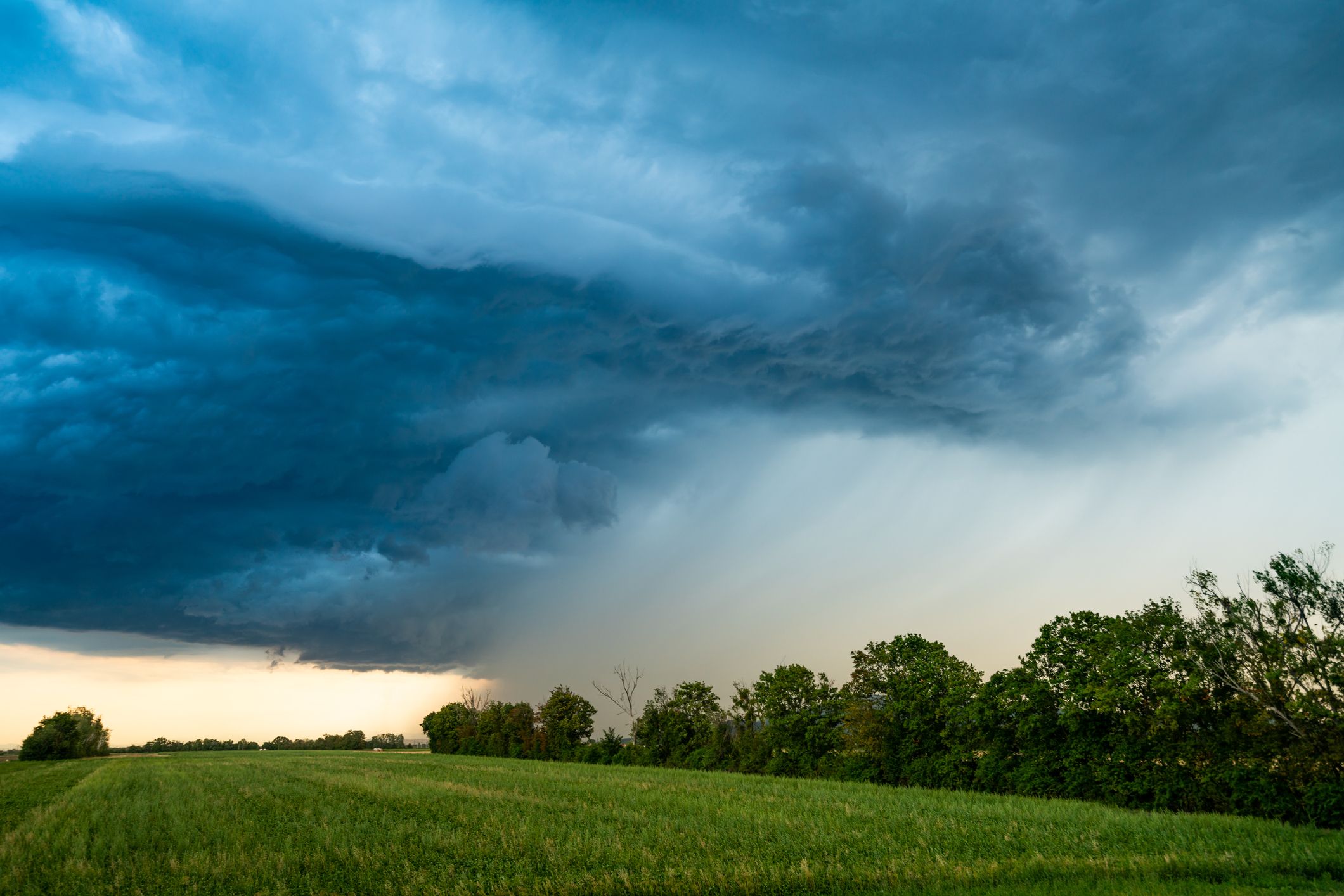 Schauer und Gewitter ziehen über das Land. Symbolbild.