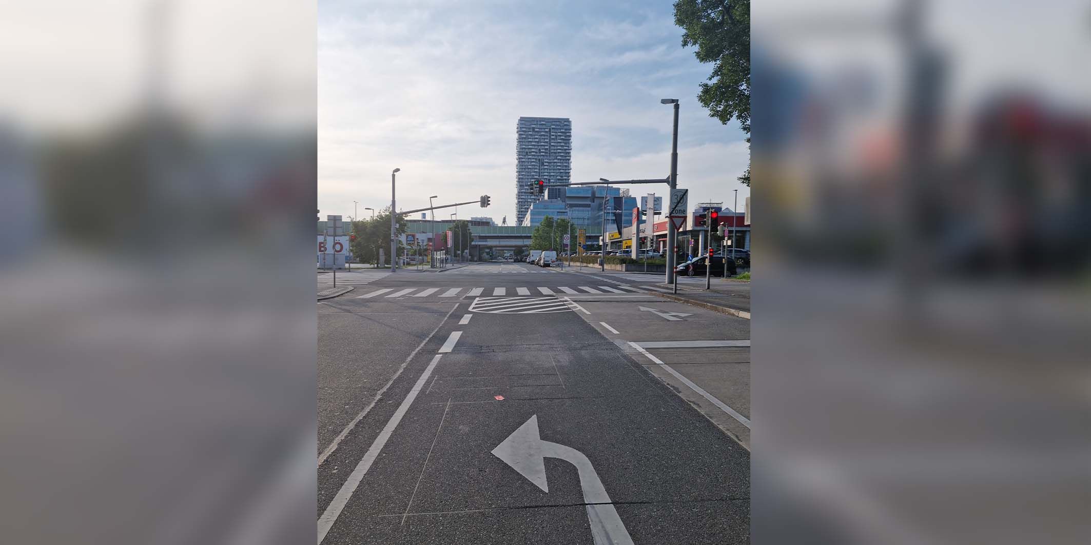 Die Bodenmarkierung auf der Wehlistraße sorgt für Verwirrung.