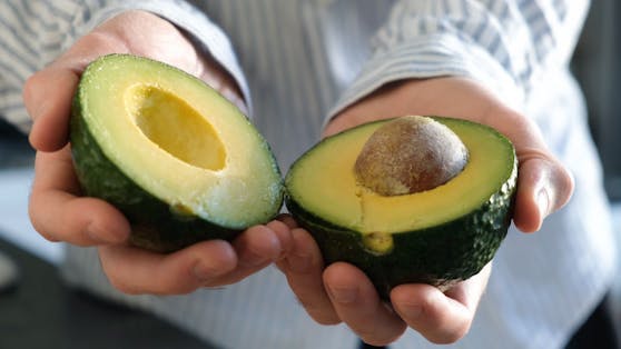 Ein viraler TikTok-Trick soll die Avocado bis zu einem Monat haltbar machen. Experten raten ab.