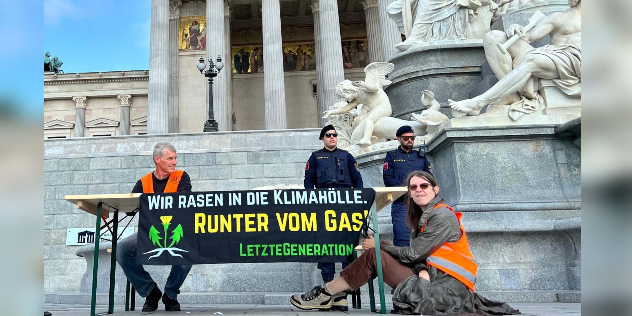 Klima-Kleber vor dem Parlament