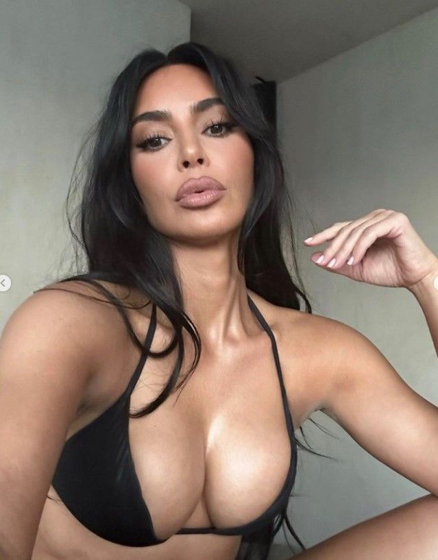 Gewohnt freizügig zeigt sich Kim Kardashian wieder im sommerlichen Look auf Social Media.