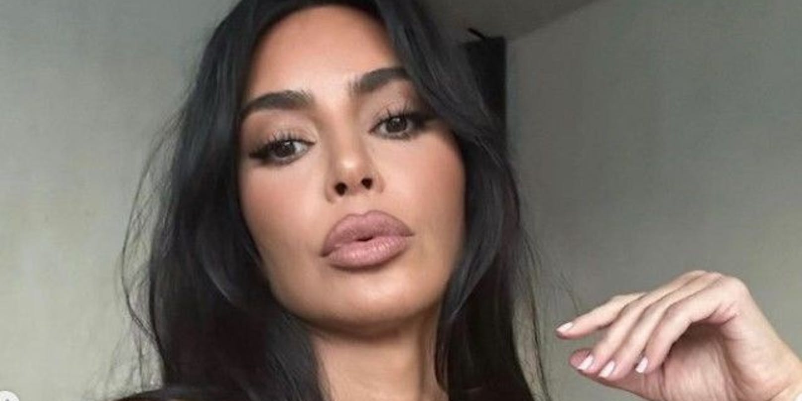 Gewohnt freizügig zeigt sich Kim Kardashian wieder im sommerlichen Look auf Social Media.