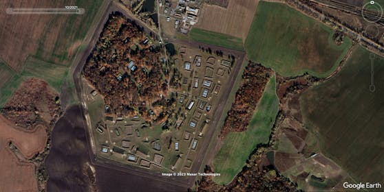 Das aktuellste verfügbare Satellitenbild von der Militäreinheit A3013 auf Google Earth Pro entstand im Oktober 2021. Damals war das Areal noch intakt. 