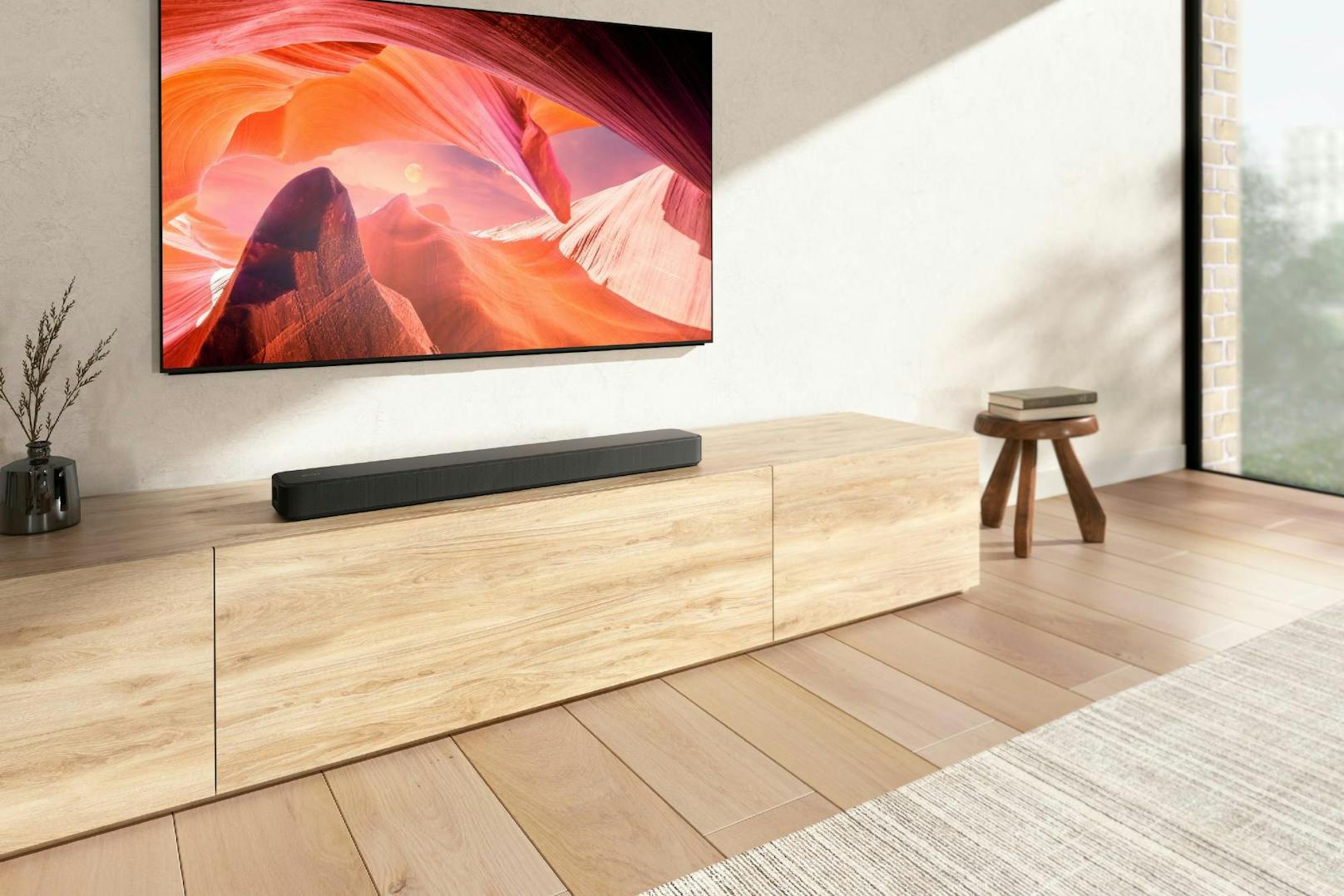 Sony präsentiert die Dolby Atmos 3.1-Kanal-Soundbar HT-S2000, die kinoreifen Surround-Sound ins Haus bringen soll.