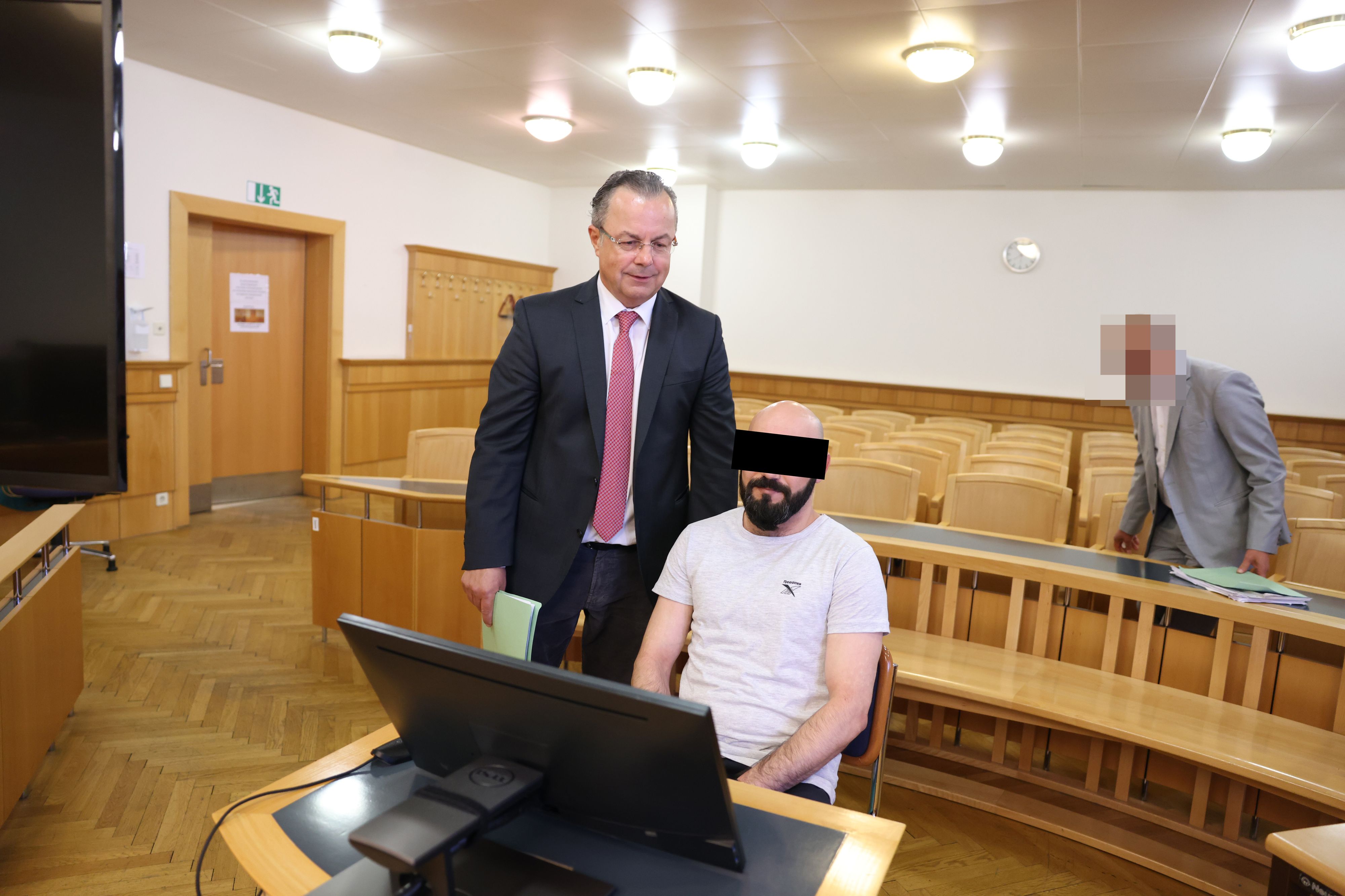 Der Angeklagte wurde aufgrund seiner "Bartpracht" und Glatze von Ermittlern erkannt.