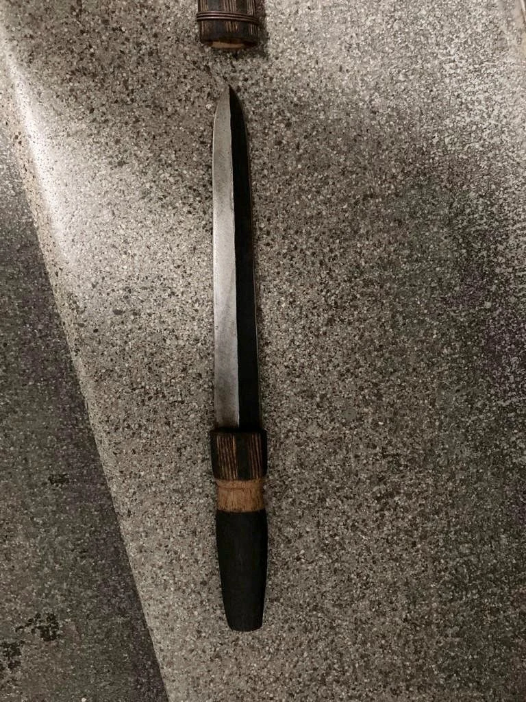 Mit diesem Dolch soll der Mann seinen Nachbarn bedroht haben.