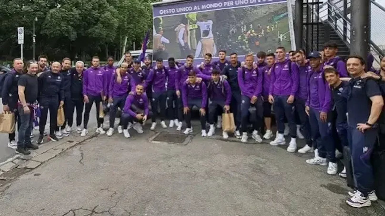 Die Fiorentina-Spieler bedanken sich beim Lebensretter