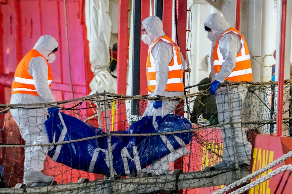 Wie hier, im Hafen von Neapel, auf traurige Weise zu beobachten, sterben Schutzsuchende immer wieder beim Versuch, das Mittelmeer zu überqueren.