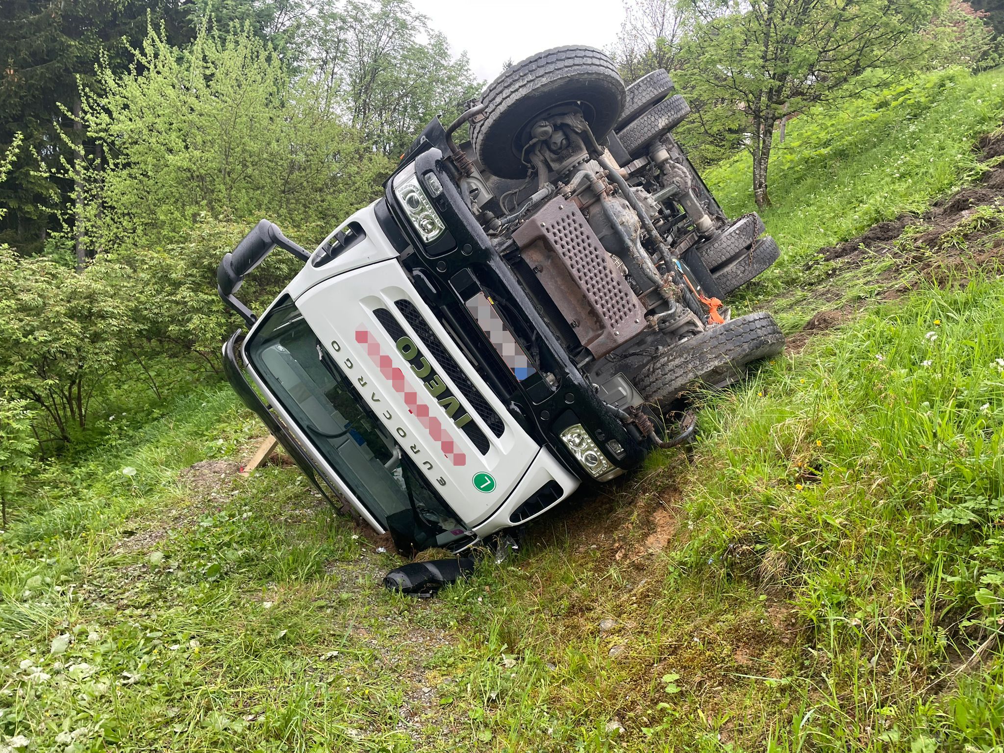Am Lastkraftwagen entstand schwerer Sachschaden. 