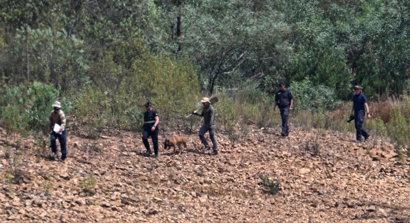 Deutsche und portugiesische Ermittler durchkämmen gemeinsam mit einem Spürhund die Gegend um den Arade- Stausee. Experten sehen die Suche kritisch: Nach so einer langen Zeit sei es für die Hunde extrem schwierig, etwas zu erschnüffeln. 