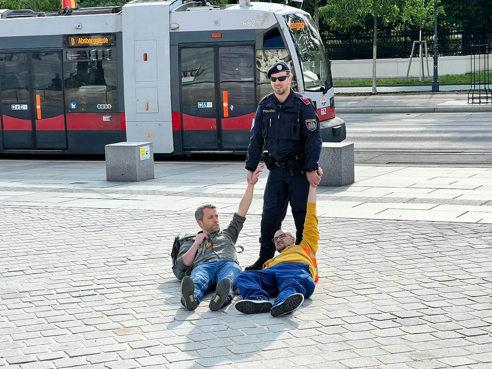Die Wiener Polizei griff rigoros durch und dribbelte sich durch die Pläne der Aktivisten.