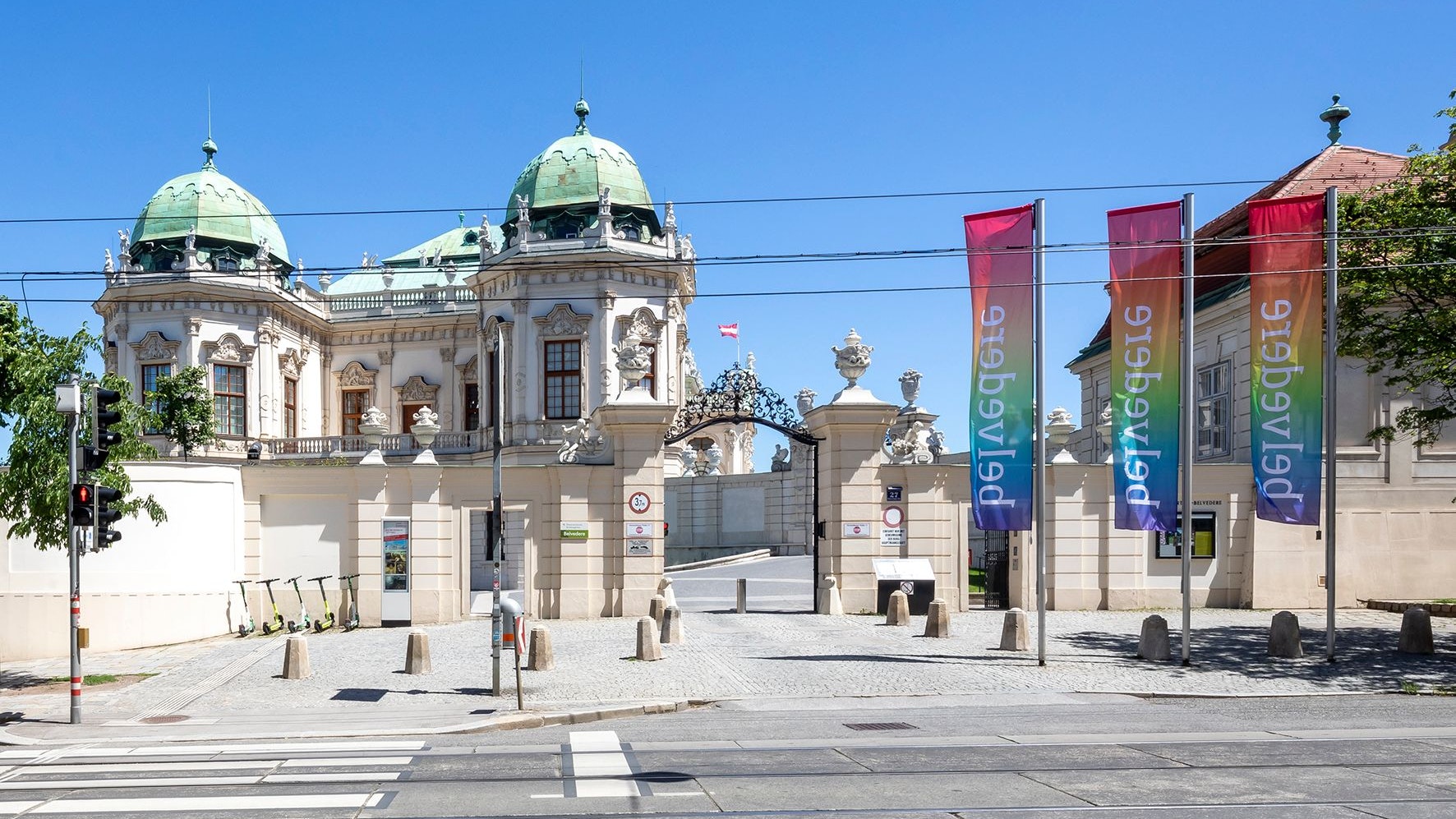 Regenbogen-Fahnen vor dem Belvedere