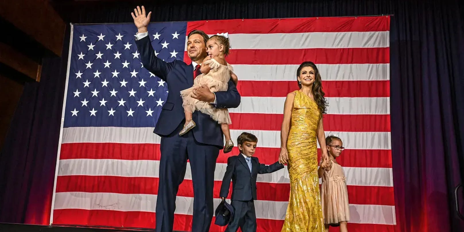 Der US-Republikaner Ron DeSantis mit seiner Frau und seinen drei Kindern bei einer Veranstaltung. 