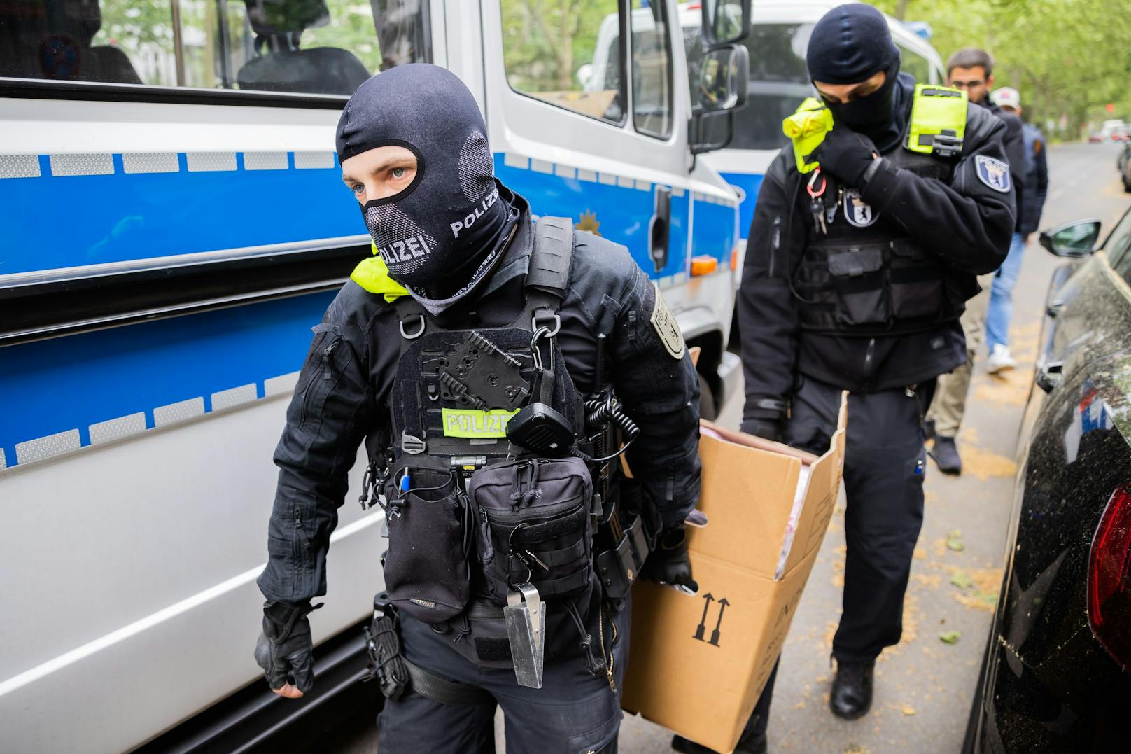 Polizisten bei der Hausdurchsuchung in Berlin-Kreuzberg.