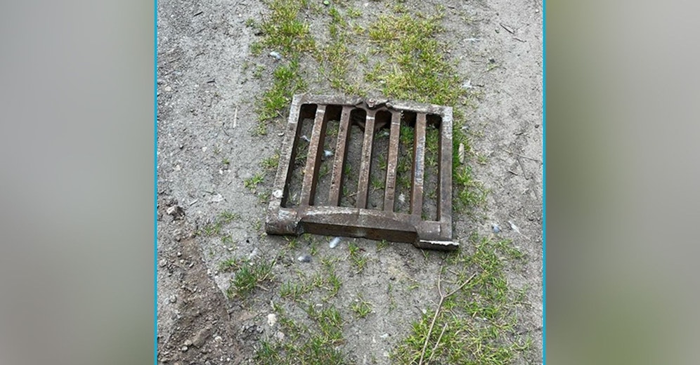 Die Mitarbeiter des Tierheims in Mainz sind völlig schockiert. Jemand hatte einen Kanaldeckel auf das Kleintierhaus geworfen.