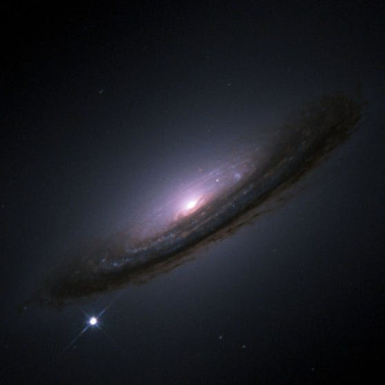 Als Supernova bezeichnet man das Lebensende eines Sterns, bei dem er explodiert und eine enorme Leuchtkraft freisetzt.