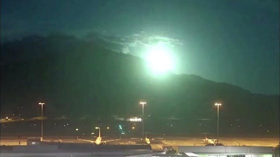 Der Meteor tauchte den Nachthimmel in ein grünlich-blaues Licht.
