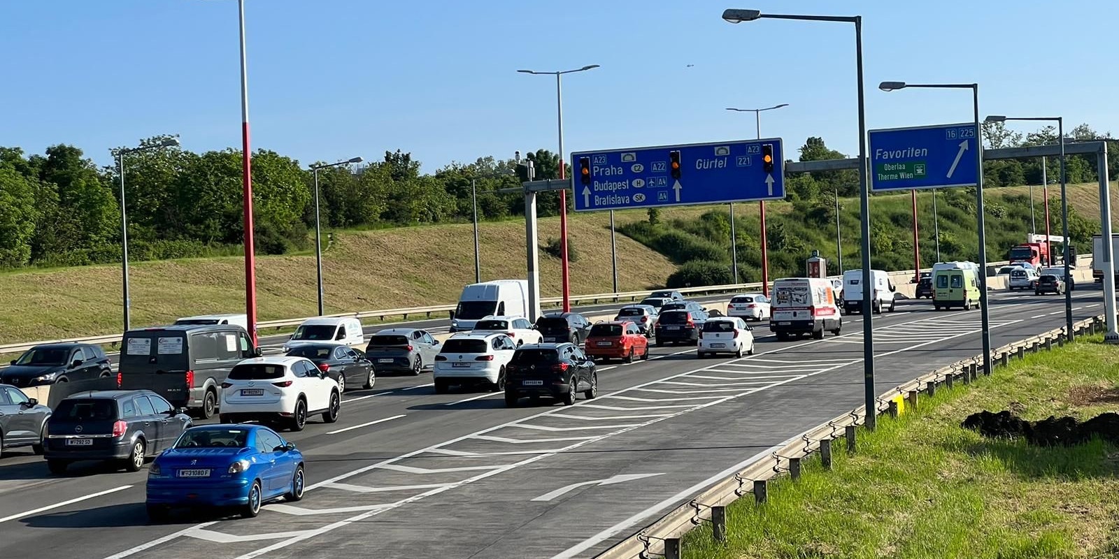 Klima-Kleber blockieren Tangente, lösen Stau-Chaos aus