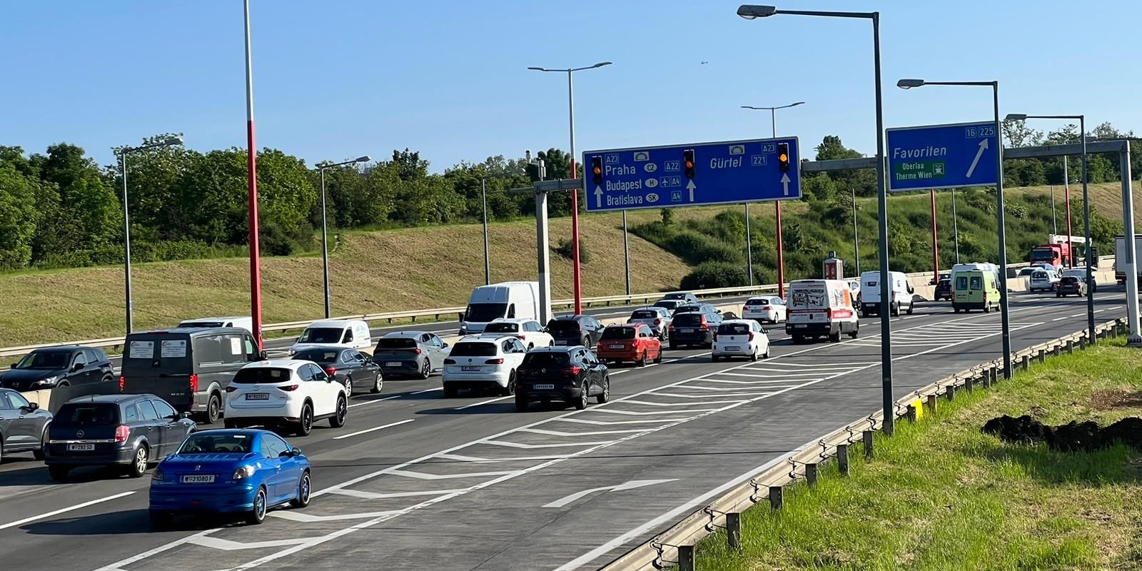 Klima-Kleber blockieren Tangente, lösen Stau-Chaos aus