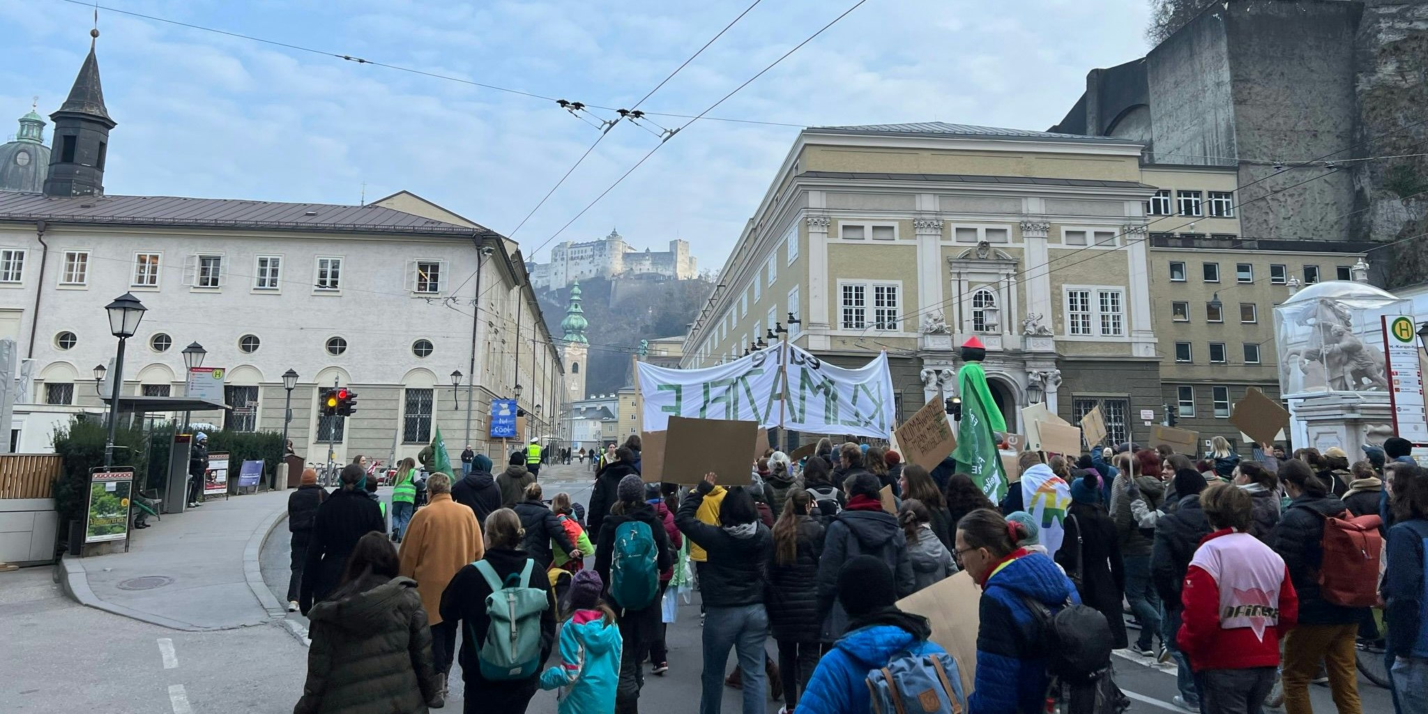 Im Gegensatz zur Klima-Demo im März darf der Protest gegen die Regierung nicht am Festspielhaus vorbeiziehen.