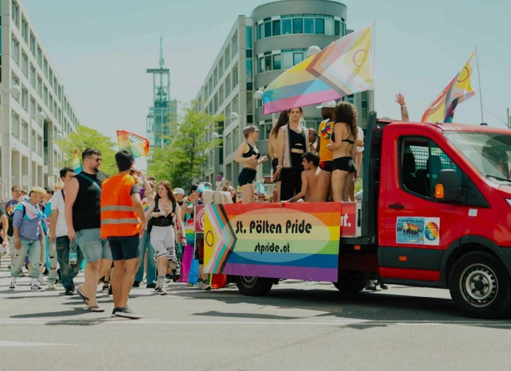 Zahlreiche Leute versammeln sich bei der Pride Parade in St. Pölten.