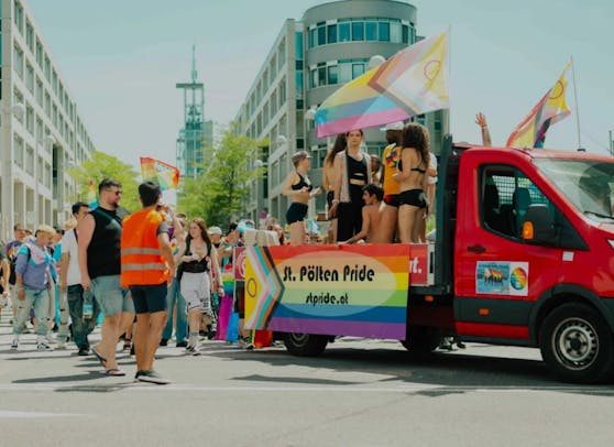Zahlreiche Leute versammeln sich bei der Pride Parade in St. Pölten.