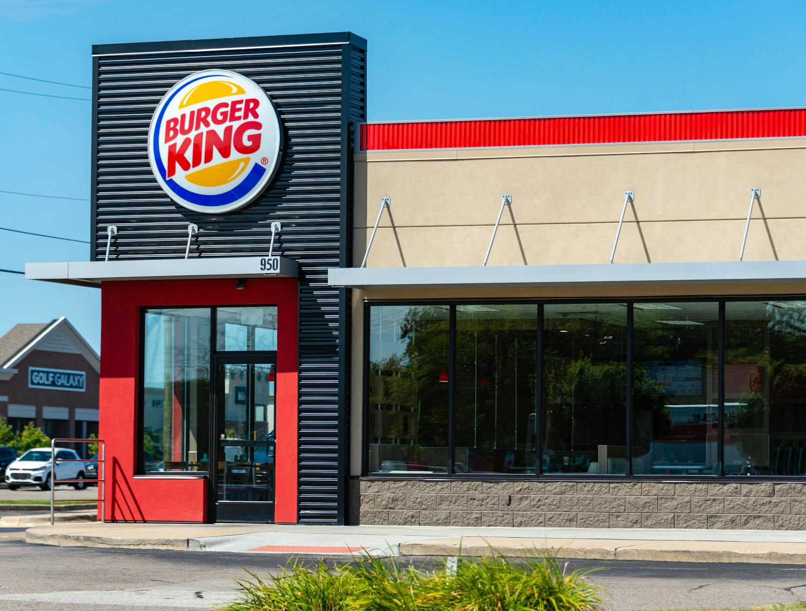 Mann rutscht in Burger King aus, kassiert 8 Millionen