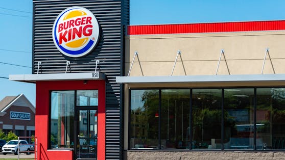 Ein Mann rutschte in einer Burger-King-Filiale in einer unbekannten Flüssigkeit aus und musste daraufhin operiert werden (Symbolfoto)