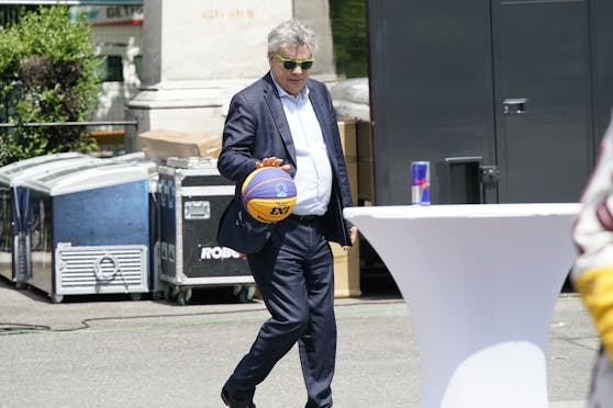 Voller Einsatz vom Sportminister: Werner Kogler (Grüne) zeigte sein Können beim Basketball vor dem Wiener Rathausplatz.&nbsp;
